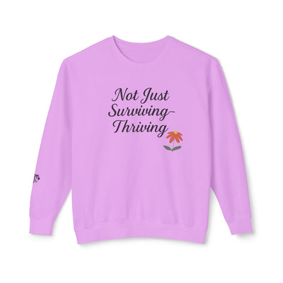 Sudadera de cuello redondo para concienciar sobre la violencia doméstica: no solo para sobrevivir, sino también para prosperar. Ideal para la resiliencia, el ánimo, el uso diario y el autocuidado. 