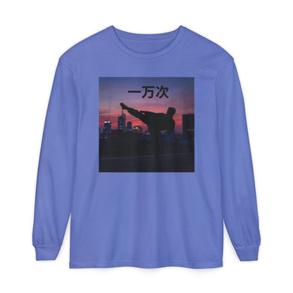 T-shirt de manga comprida "Dez Mil Vezes" em chinês - Estilo urbano chique, t-shirt streetwear, t-shirt estampada, look casual, blusa elegante para sobreposição.