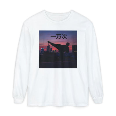 T-shirt de manga comprida "Dez Mil Vezes" em chinês - Estilo urbano chique, t-shirt streetwear, t-shirt estampada, look casual, blusa elegante para sobreposição.