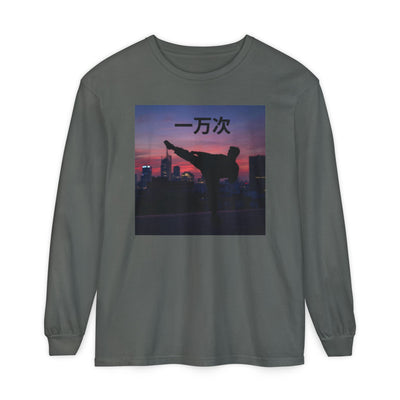 T-shirt de manga comprida "Dez Mil Vezes" em chinês - Estilo urbano chique, t-shirt streetwear, t-shirt estampada, look casual, blusa elegante para sobreposição.