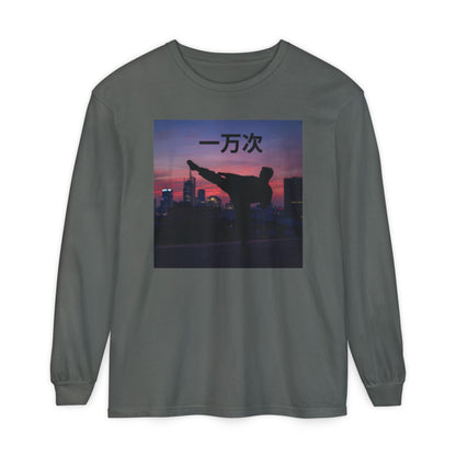 T-shirt de manga comprida "Dez Mil Vezes" em chinês - Estilo urbano chique, t-shirt streetwear, t-shirt estampada, look casual, blusa elegante para sobreposição.