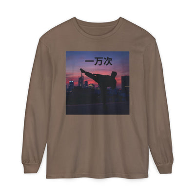 T-shirt de manga comprida "Dez Mil Vezes" em chinês - Estilo urbano chique, t-shirt streetwear, t-shirt estampada, look casual, blusa elegante para sobreposição.