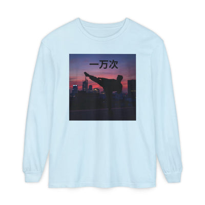 T-shirt de manga comprida "Dez Mil Vezes" em chinês - Estilo urbano chique, t-shirt streetwear, t-shirt estampada, look casual, blusa elegante para sobreposição.