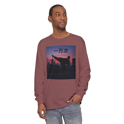 T-shirt de manga comprida "Dez Mil Vezes" em chinês - Estilo urbano chique, t-shirt streetwear, t-shirt estampada, look casual, blusa elegante para sobreposição.