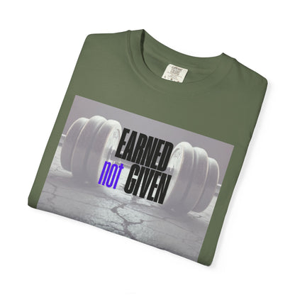 T-shirt motivacional para ginásio, t-shirt de fitness, presente para treino, roupa casual, conquistado, não dado, vestuário para um estilo de vida ativo.