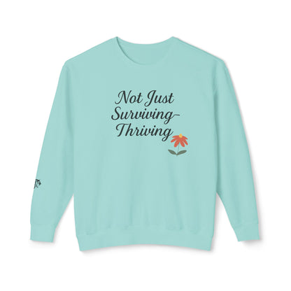 Sudadera de cuello redondo para concienciar sobre la violencia doméstica: no solo para sobrevivir, sino también para prosperar. Ideal para la resiliencia, el ánimo, el uso diario y el autocuidado. 