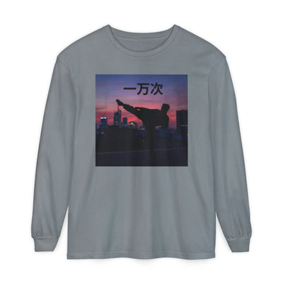 T-shirt de manga comprida "Dez Mil Vezes" em chinês - Estilo urbano chique, t-shirt streetwear, t-shirt estampada, look casual, blusa elegante para sobreposição.