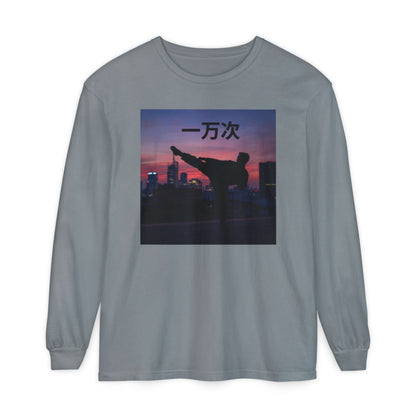 T-shirt de manga comprida "Dez Mil Vezes" em chinês - Estilo urbano chique, t-shirt streetwear, t-shirt estampada, look casual, blusa elegante para sobreposição.