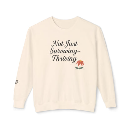 Sudadera de cuello redondo para concienciar sobre la violencia doméstica: no solo para sobrevivir, sino también para prosperar. Ideal para la resiliencia, el ánimo, el uso diario y el autocuidado. 