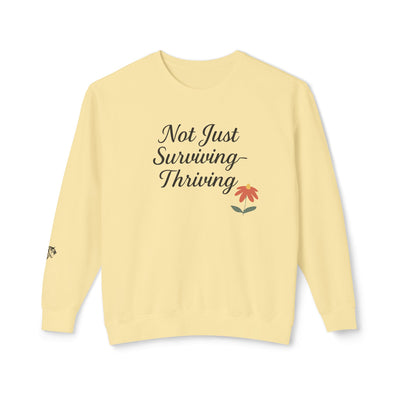 Sudadera de cuello redondo para concienciar sobre la violencia doméstica: no solo para sobrevivir, sino también para prosperar. Ideal para la resiliencia, el ánimo, el uso diario y el autocuidado. 