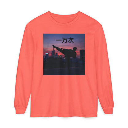 T-shirt de manga comprida "Dez Mil Vezes" em chinês - Estilo urbano chique, t-shirt streetwear, t-shirt estampada, look casual, blusa elegante para sobreposição.