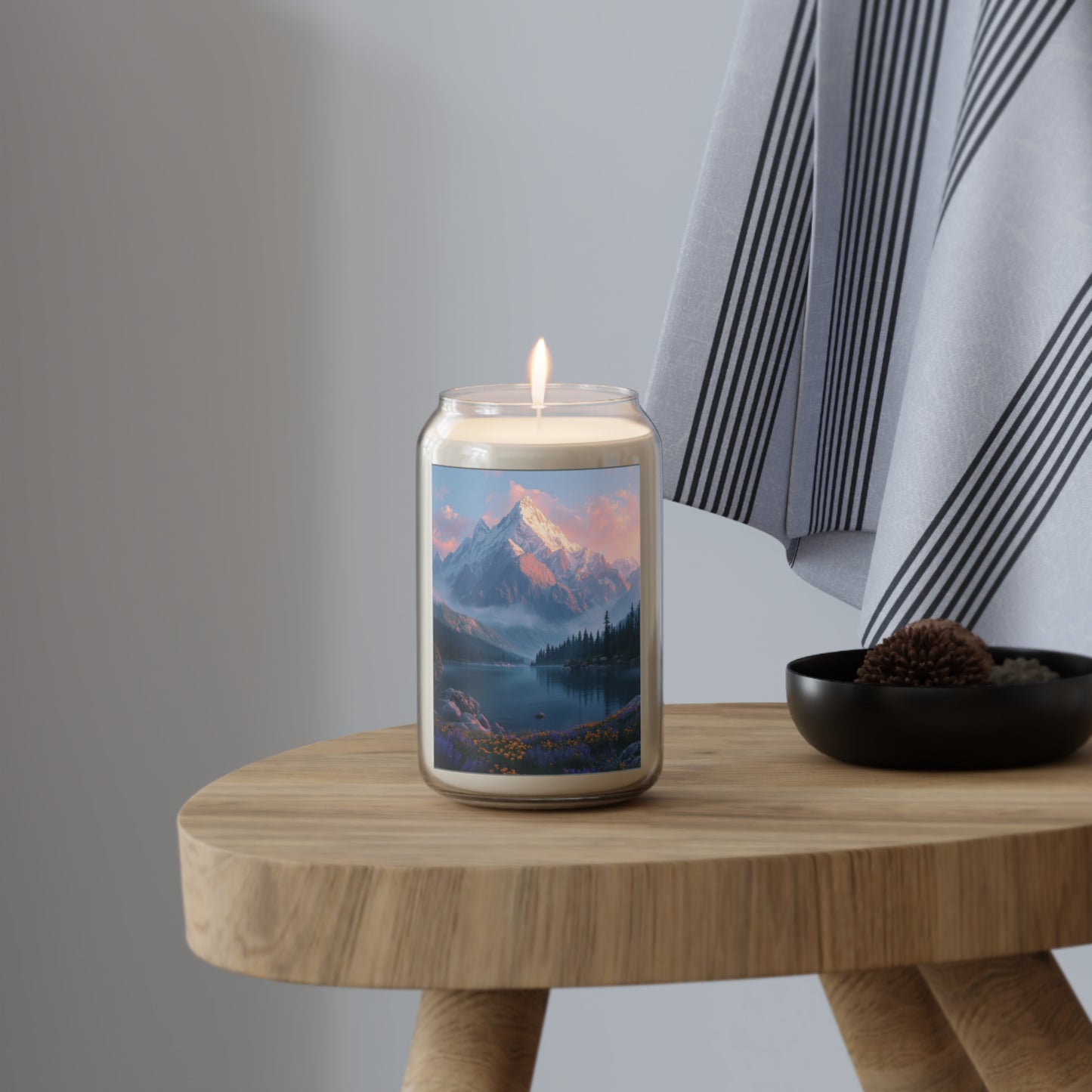 Cena Tranquila da Montanha - KATT Design, LLC - Vela de Soja Aromática - 389g