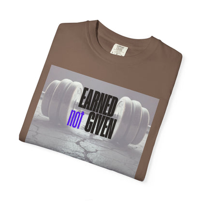 T-shirt motivacional para ginásio, t-shirt de fitness, presente para treino, roupa casual, conquistado, não dado, vestuário para um estilo de vida ativo.