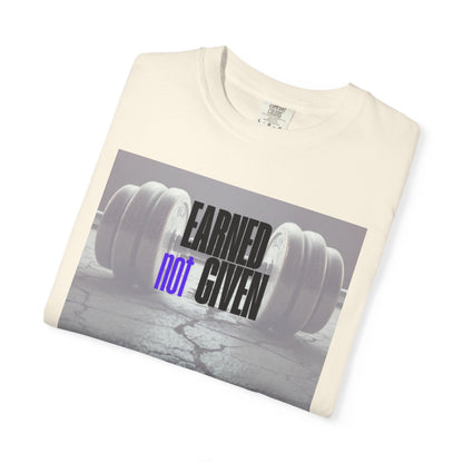 T-shirt motivacional para ginásio, t-shirt de fitness, presente para treino, roupa casual, conquistado, não dado, vestuário para um estilo de vida ativo.