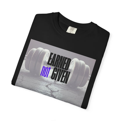 T-shirt motivacional para ginásio, t-shirt de fitness, presente para treino, roupa casual, conquistado, não dado, vestuário para um estilo de vida ativo.