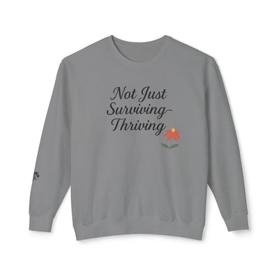 Sudadera de cuello redondo para concienciar sobre la violencia doméstica: no solo para sobrevivir, sino también para prosperar. Ideal para la resiliencia, el ánimo, el uso diario y el autocuidado. 