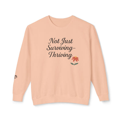 Sudadera de cuello redondo para concienciar sobre la violencia doméstica: no solo para sobrevivir, sino también para prosperar. Ideal para la resiliencia, el ánimo, el uso diario y el autocuidado. 