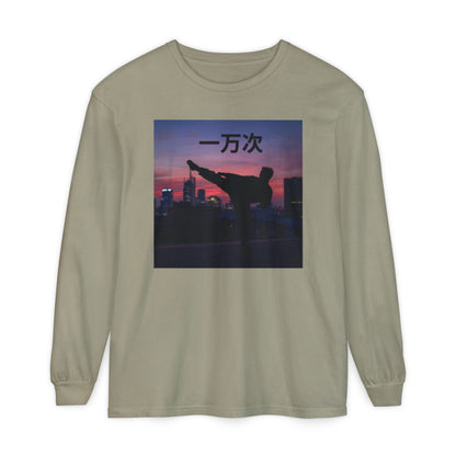 T-shirt de manga comprida "Dez Mil Vezes" em chinês - Estilo urbano chique, t-shirt streetwear, t-shirt estampada, look casual, blusa elegante para sobreposição.