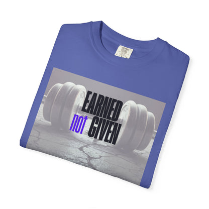 T-shirt motivacional para ginásio, t-shirt de fitness, presente para treino, roupa casual, conquistado, não dado, vestuário para um estilo de vida ativo.